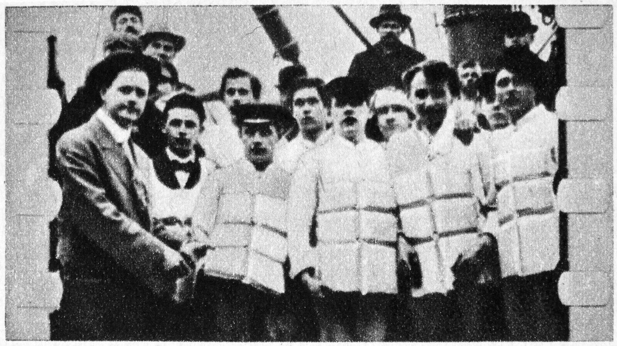 Medlemmer av mannskapet på Titanic i redningsvestene sine, 1912 av Unbekannt