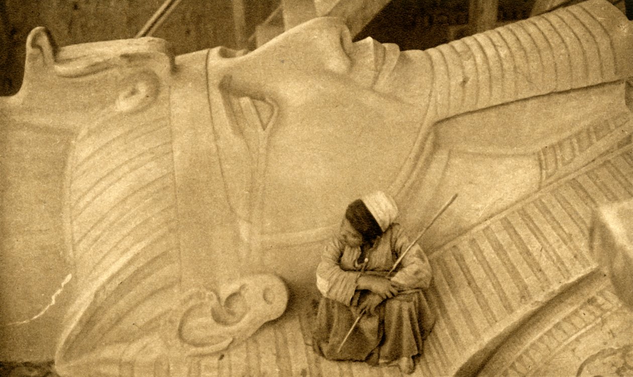 Memphis - Leder av statuen av Ramses II, c1918-c1939. av Unbekannt