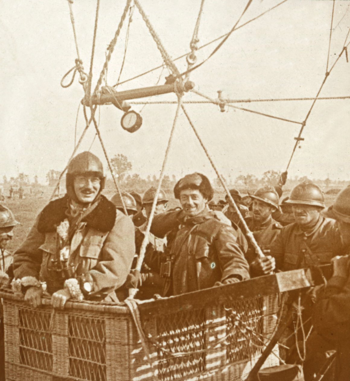 Menn i observasjonsballongkurv, c1914-c1918 av Unbekannt