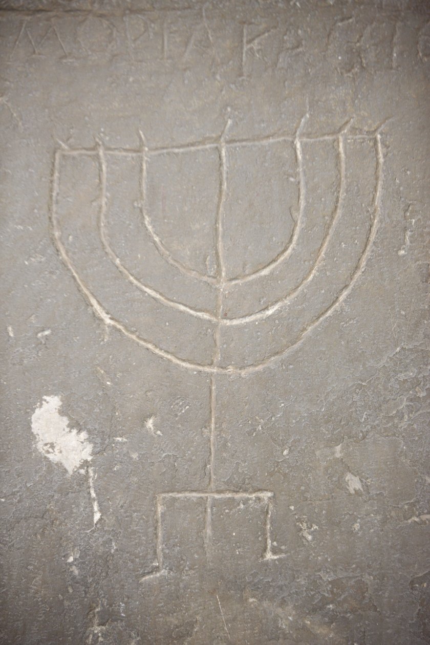 Menora (Menorah) skåret på en gammel gravstein, Budapest, Hongrie av Unbekannt