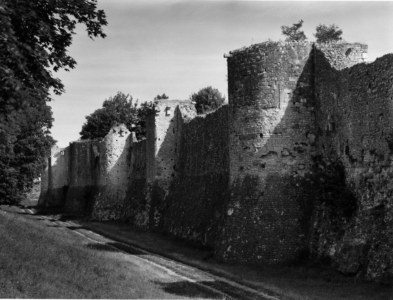 Militær arkitektur: murene til middelalderbyen Provins (Seine og Marne) bygget mellom det 11. og 13. århundre. av Unbekannt