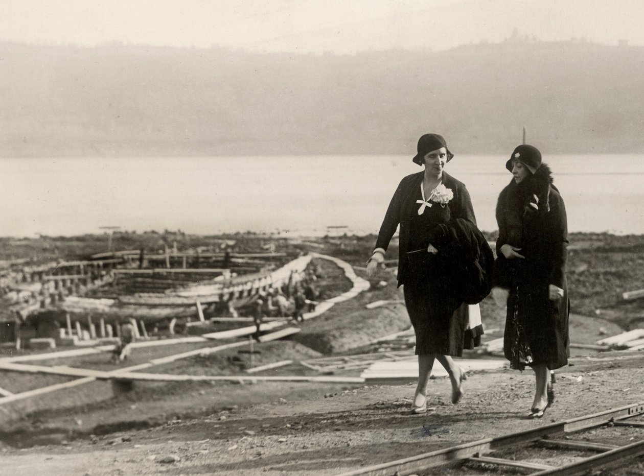 Millicent Veronica Willison, kone til William Randolph Hearst, besøker arbeidet for utvinning av gamle romerske skip fra Lake of Nemi, ca. 1930 (s/hv-bilde) av Unbekannt