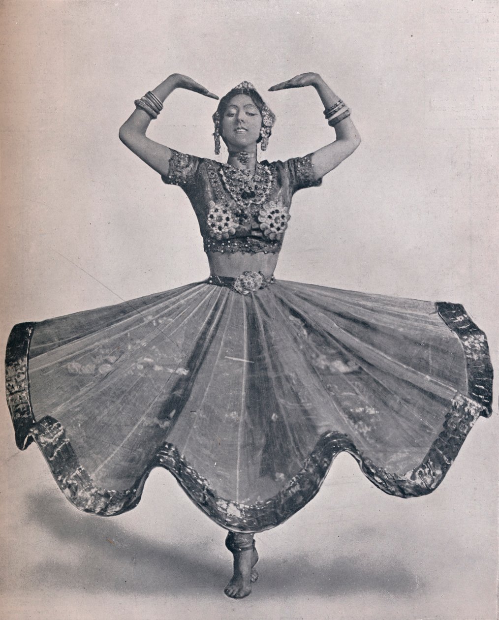 Frøken Ruth St. Denis i sin bemerkelsesverdige østindiske dans på Aldwych Theatre, 1906 av Unbekannt