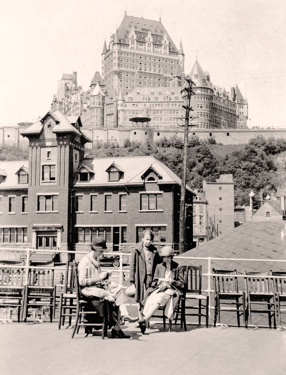 Miss Simpson & Jeane på dekk av Steamboat, Lisle dOrleans, Quebec Wharf, 1926 av Unbekannt