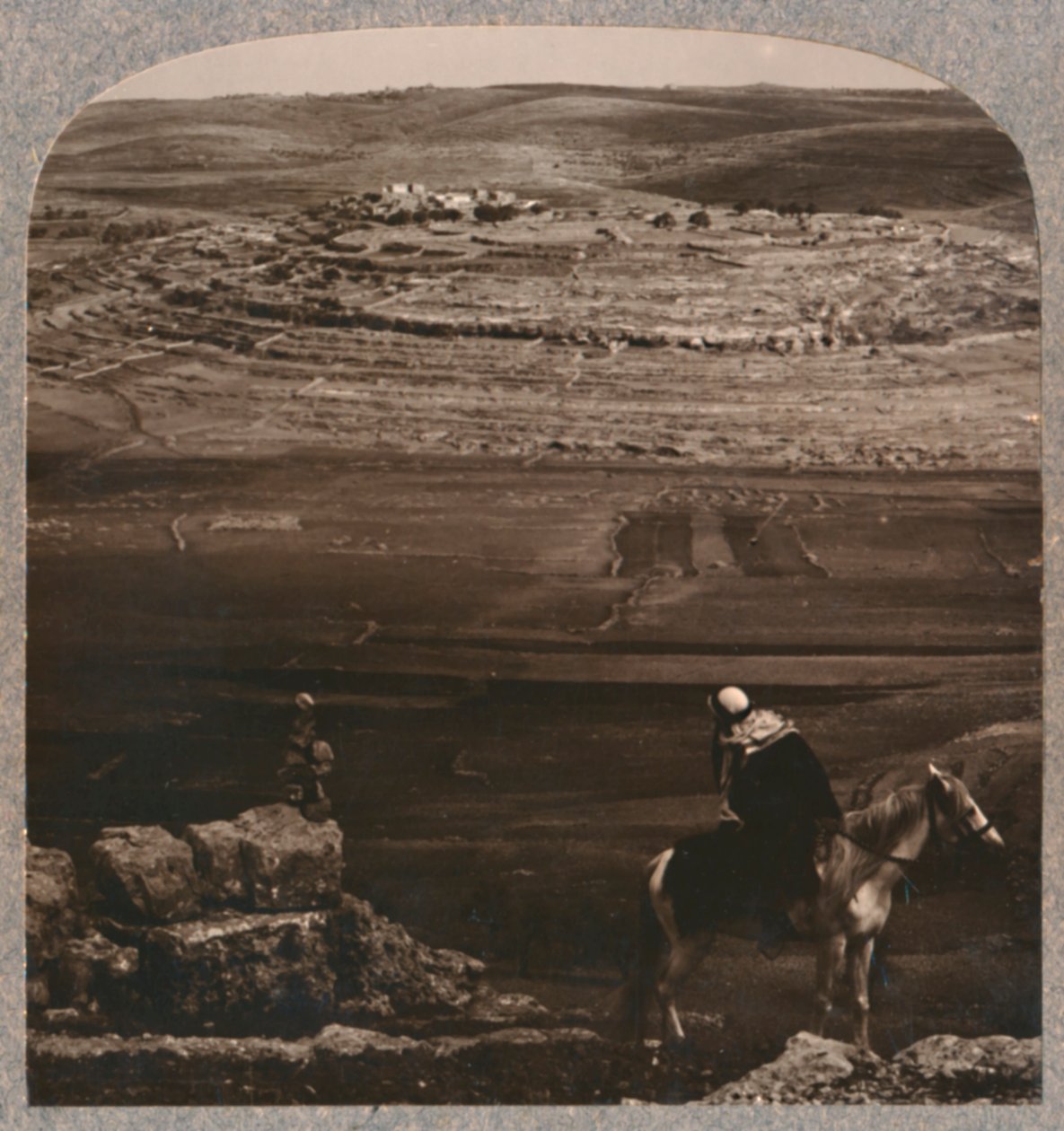 Mizpeh, med Jakobs stenstøtte, ca 1900 av Unbekannt