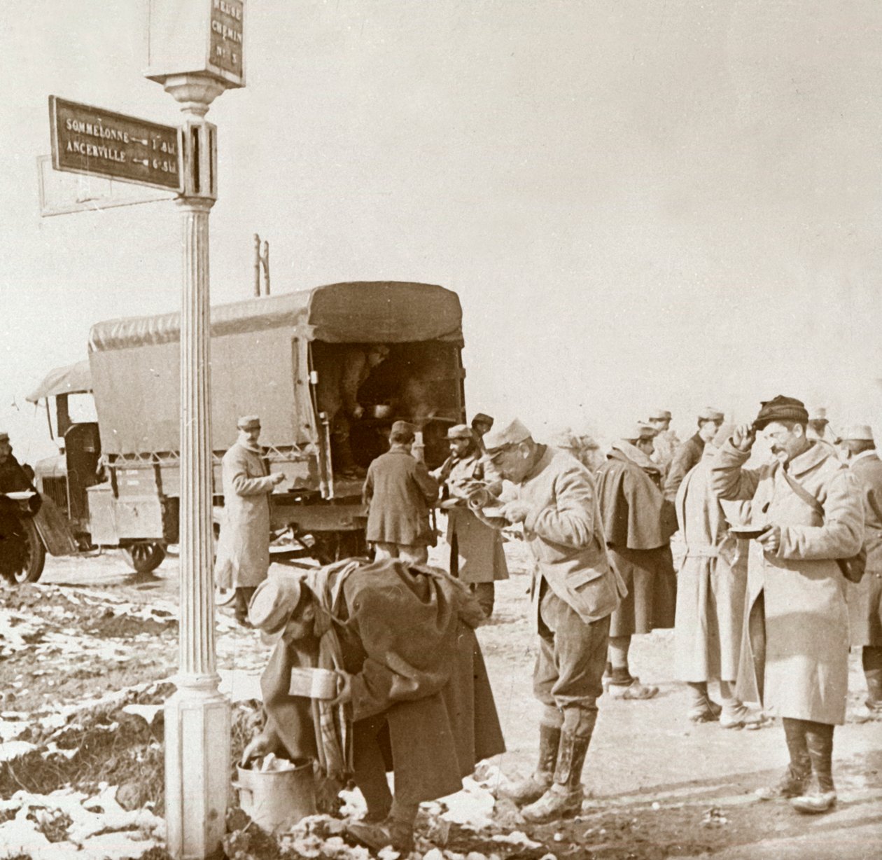 Mobilt kjøkken på Voie Sacrée, Verdun, Nord-Frankrike, c1914-c1918. av Unbekannt