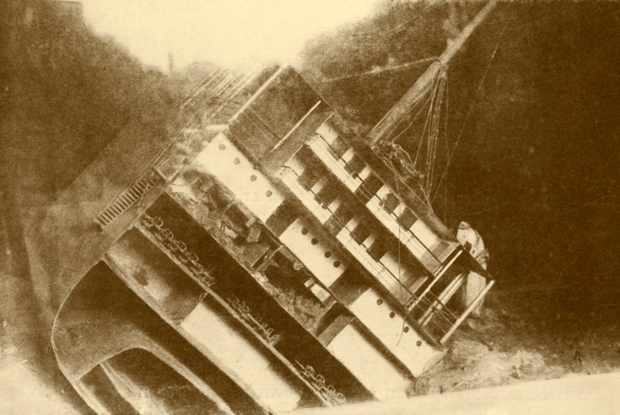 Modell som viser Laurentic som hun opprinnelig lå, 120 fot under overflaten, c1930. av Unbekannt