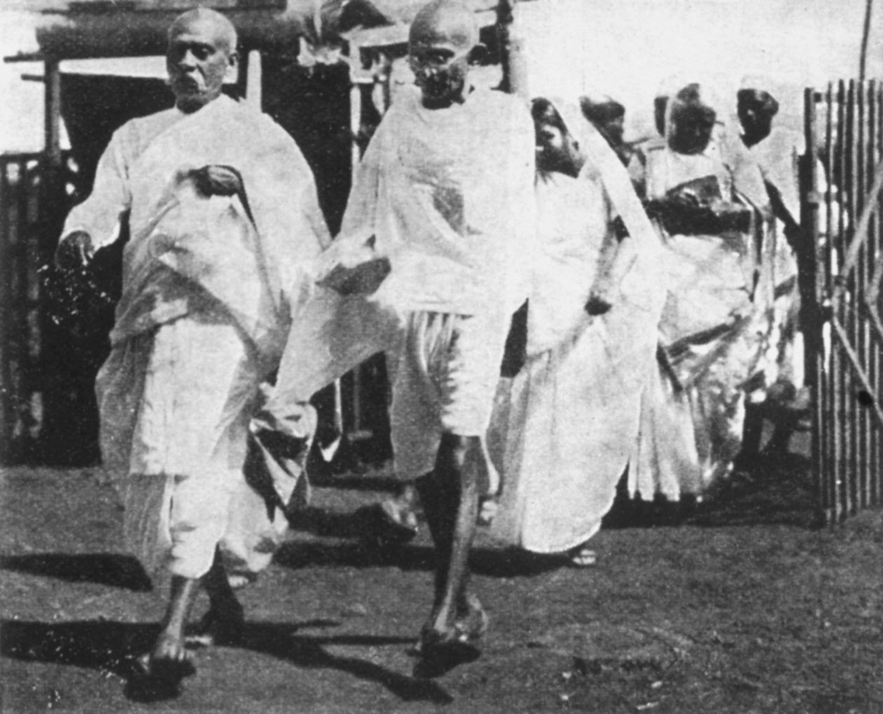 Mohandas Gandhi, indisk nasjonalistleder, på vei til kongressen, 1932 av Unbekannt