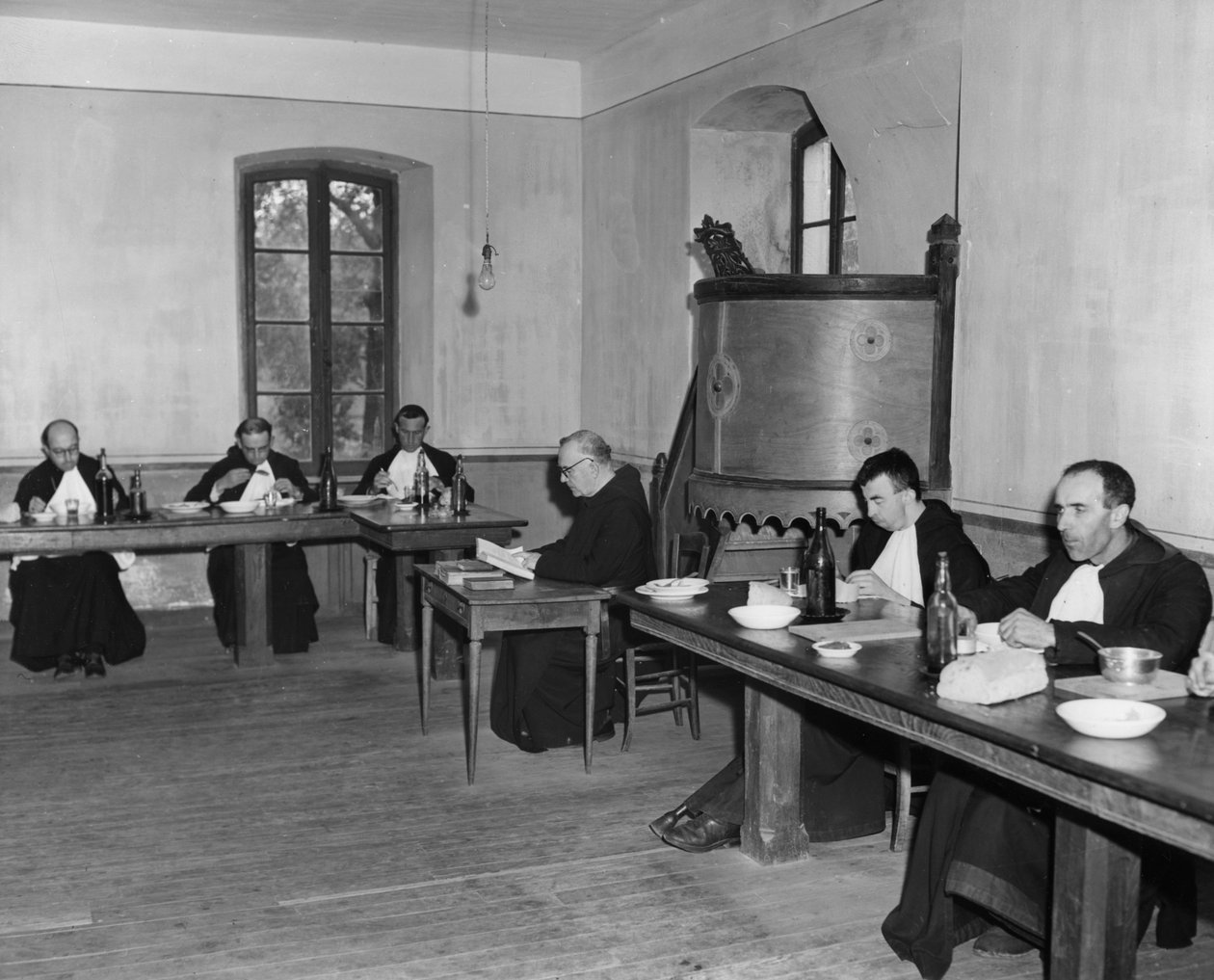 Munker til middag i spisesalen, Asile St. Leon, Frankrike, c1947-1951 av Unbekannt