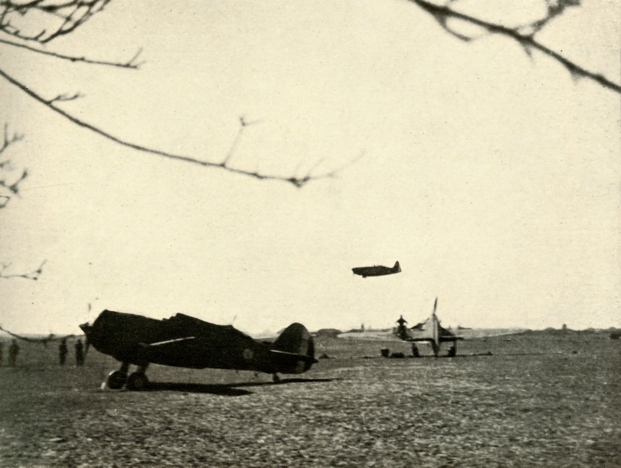 Morane 406 på Vassincourt Aerodrome med franske Curtiss Hawk og Hurricane, 1939-1940, 1941. av Unbekannt