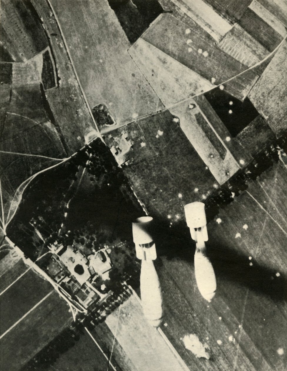 Flere britiske bomber på en fiendtlig flyplass, 1939-1940, 1941. av Unbekannt