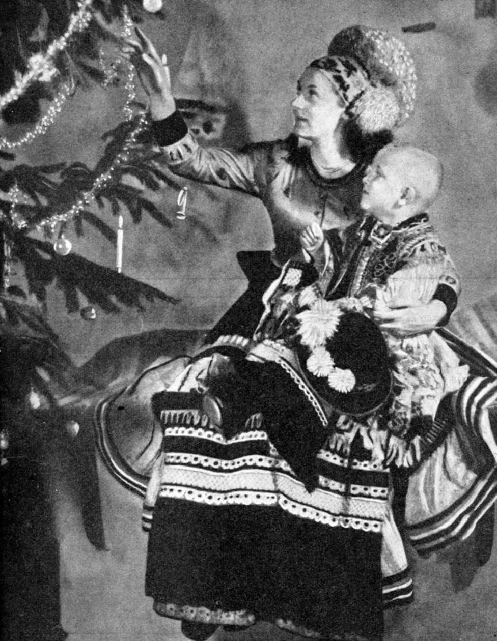 Mor og barn med juletre, Matyo-folket, Miskole, Ungarn, 1936 av Unbekannt
