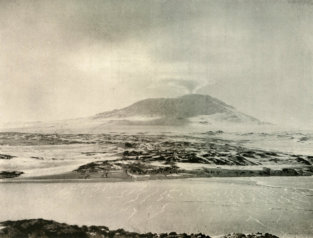 Mount Erebus i utbruddet 14. juni 1908, 1909 av Unbekannt