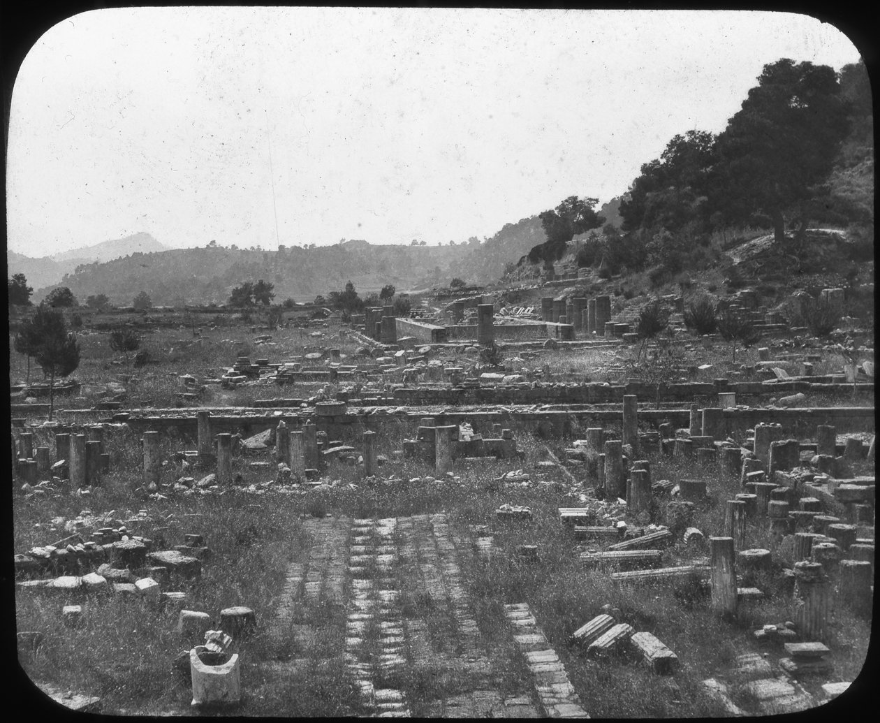 Kronos-fjellet og Hera-tempelet, Olympia, Hellas, slutten av 1800- eller begynnelsen av 1900-tallet av Unbekannt