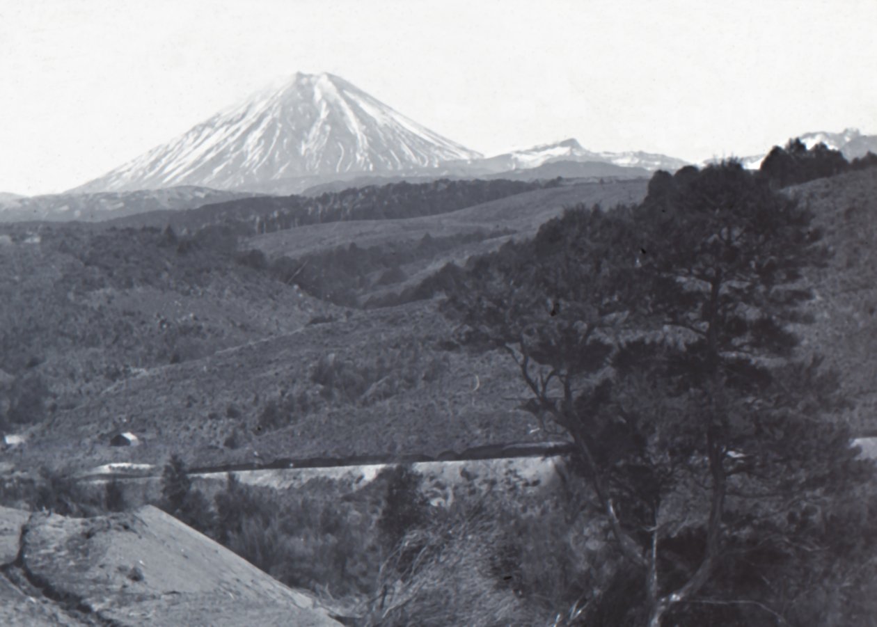 Mount Ngauruhoe, slutten av 1800-begynnelsen av det 20. århundre. av Unbekannt