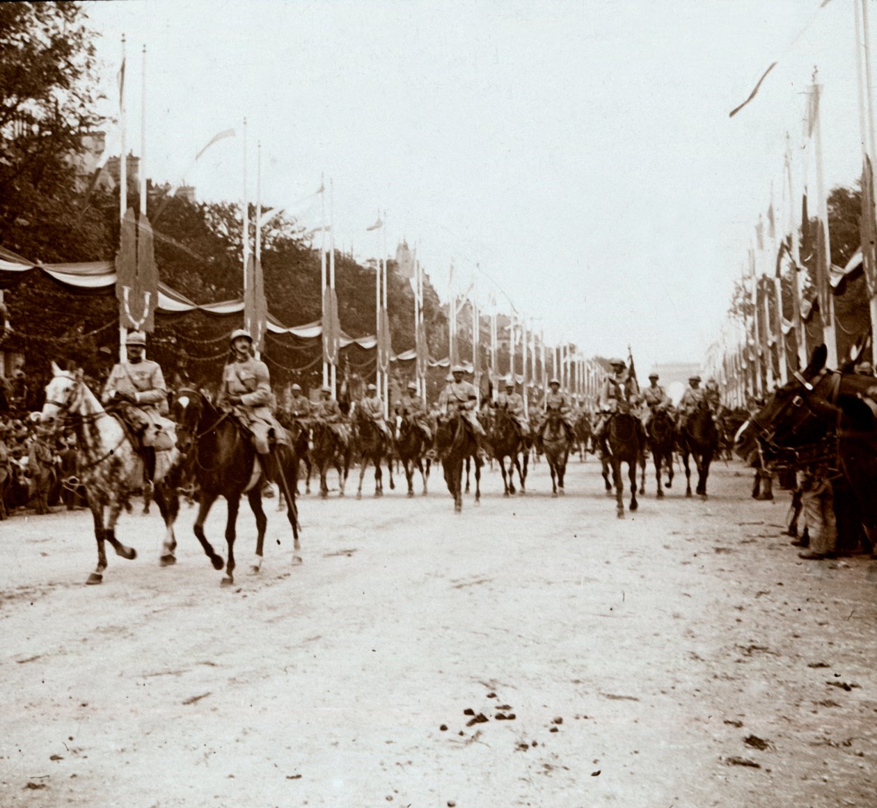 Ridende offiserer, seiersparade, Paris, Frankrike, c1918-c1919 av Unbekannt