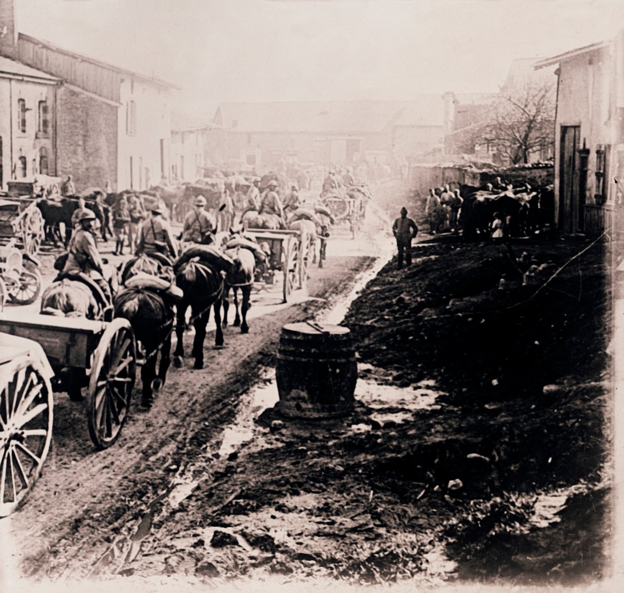Monterte tropper med vogner, c1914-c1918 av Unbekannt