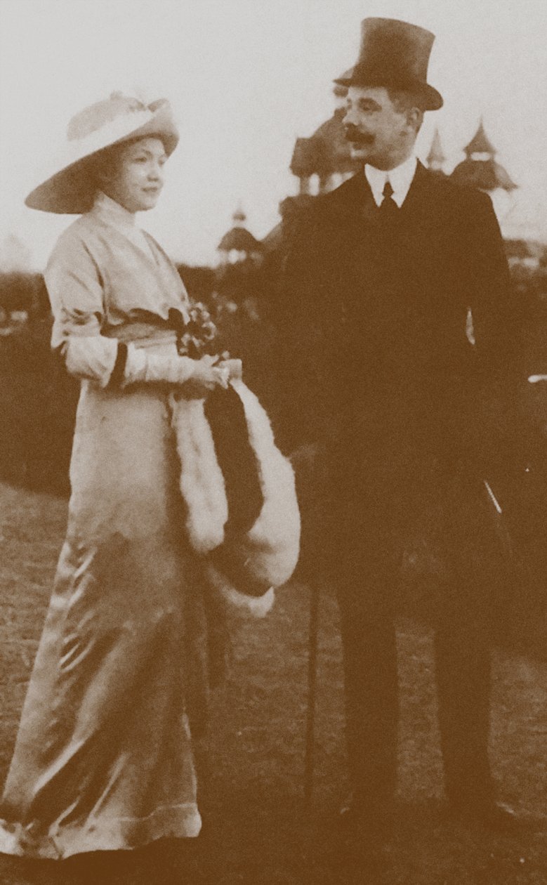 Moura Budberg med sin første ektemann von Benckendorf ved Berlin Horse Racing, 1913 av Unbekannt
