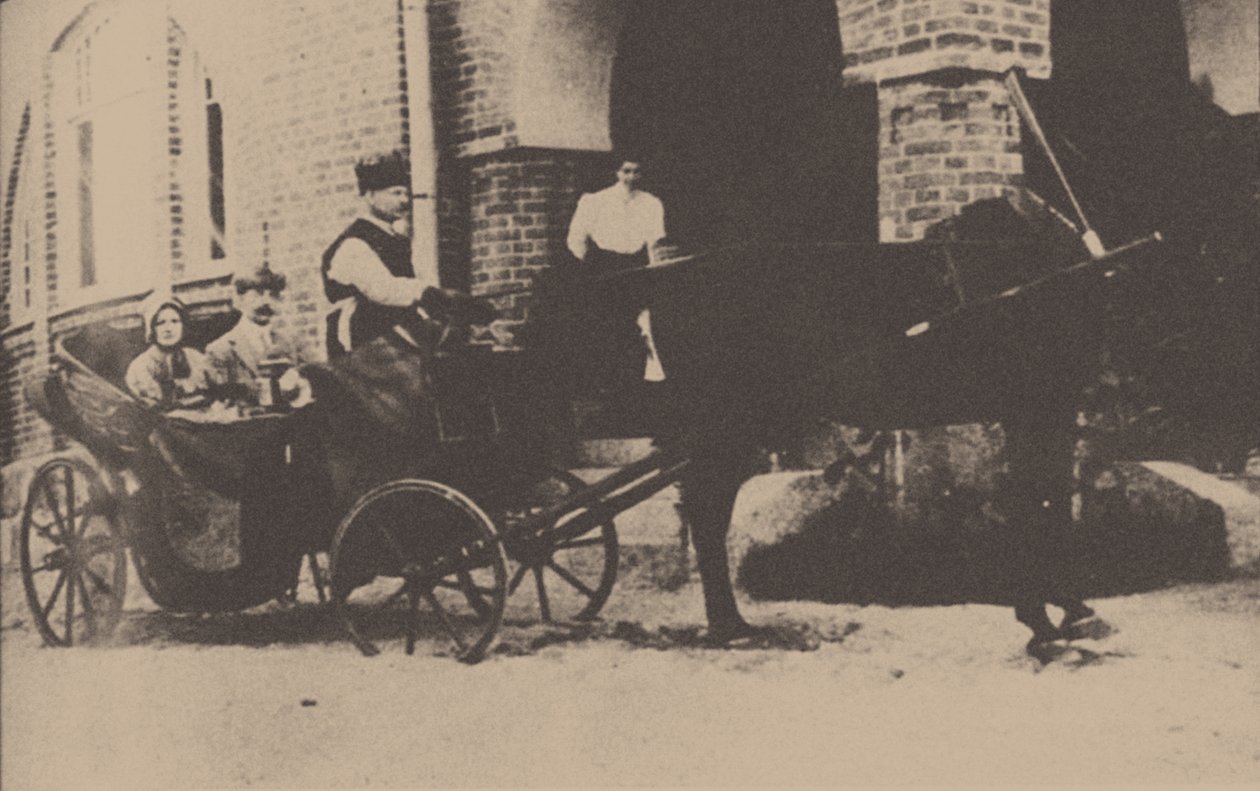 Moura Budberg med sin første ektemann von Benckendorf i en vogn på deres estiske eiendom, 1912 av Unbekannt