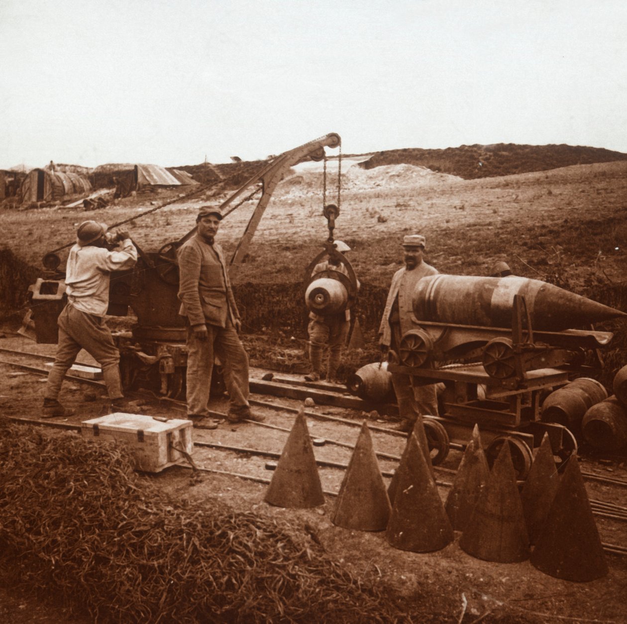 Flytte skjell med kran, Genicourt, Nord-Frankrike, c1914-c1918 av Unbekannt
