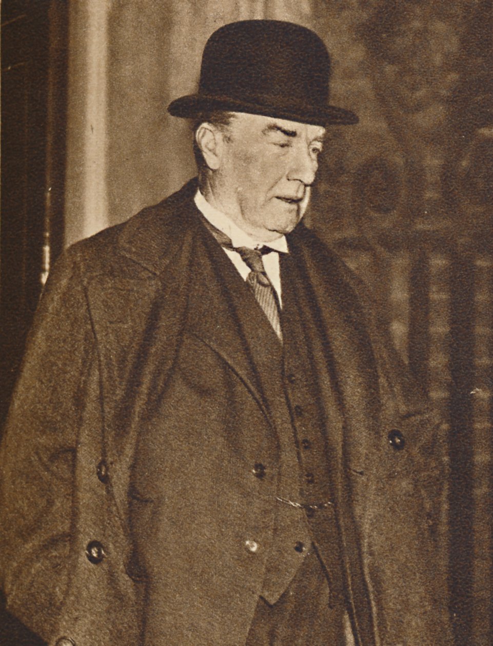 Mr. Baldwin forlater nr. 10 for å besøke kong Edward på fortet, 5. desember 1936 1937 av Unbekannt