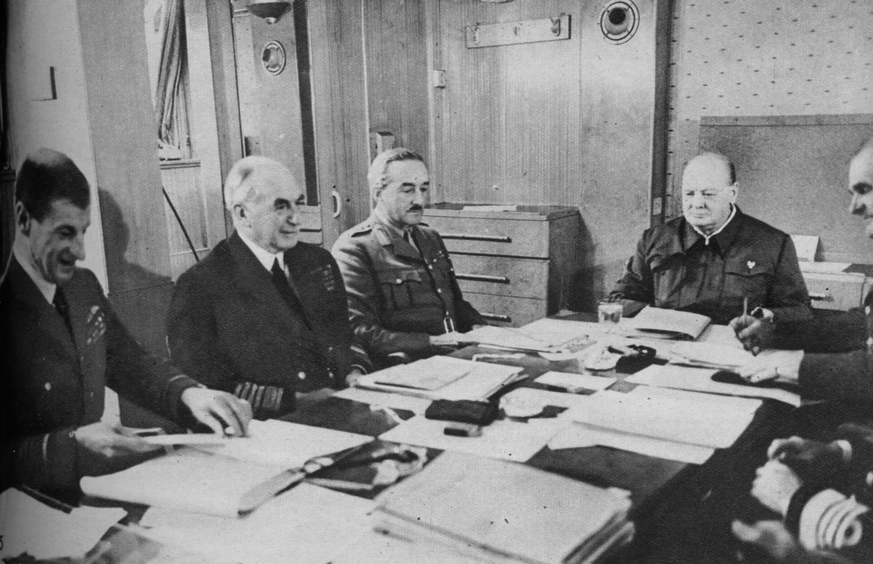 Mr Churchill på en konferanse om bord på skip, 1943-1944. av Unbekannt