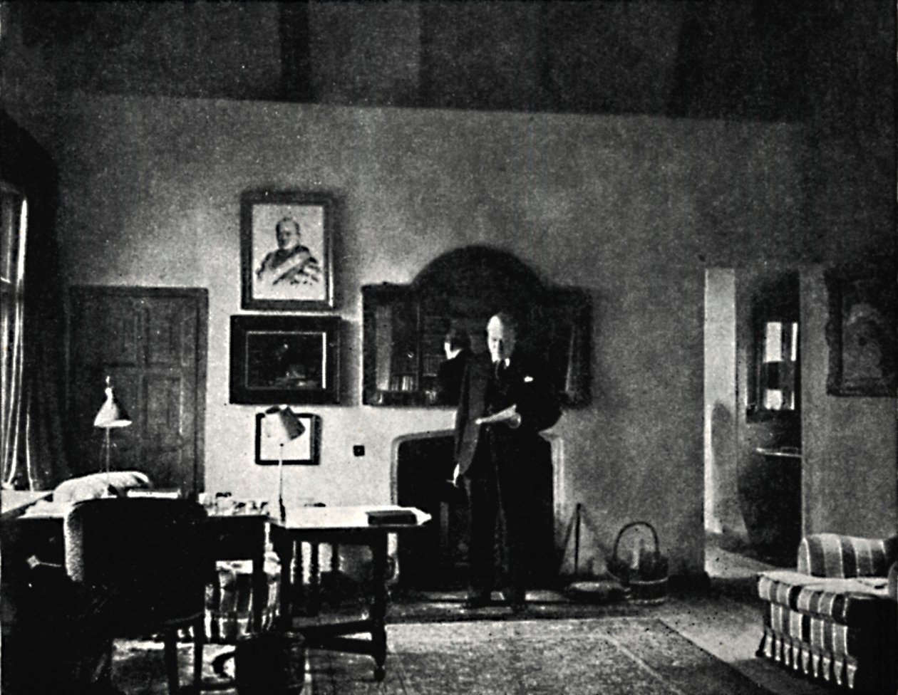 Mr. Churchill i hans studie i Westerham, 1930-tallet, 1945. av Unbekannt