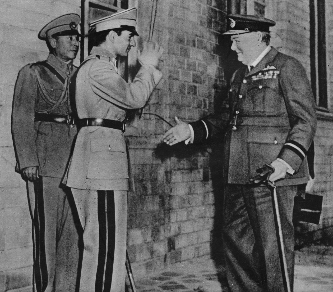 Mr. Churchill blir møtt av sjahen av Persia, 1943 av Unbekannt