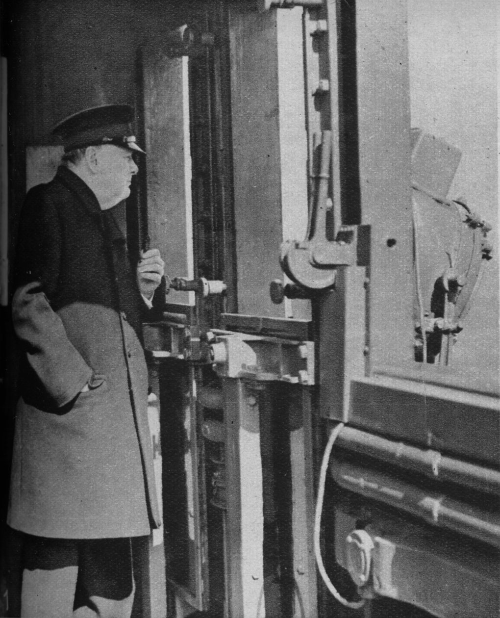 Mr. Churchill på broen til krigsskipet, 1943-44 av Unbekannt