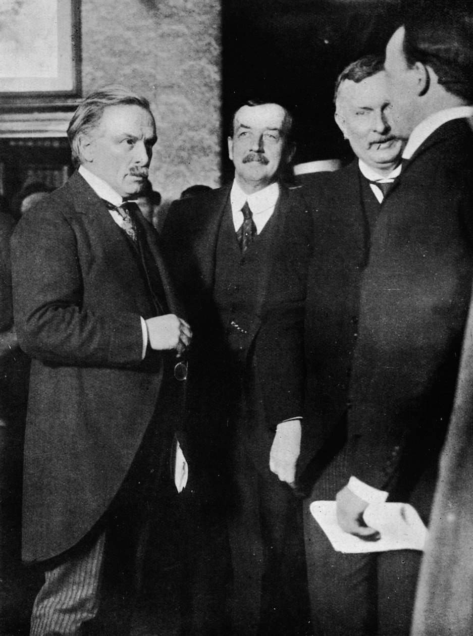 Mr. Lloyd George, Mr. Runciman og Mr. Henderson på Park Hotel, Cardiff, etter intervjuet deres av Unbekannt