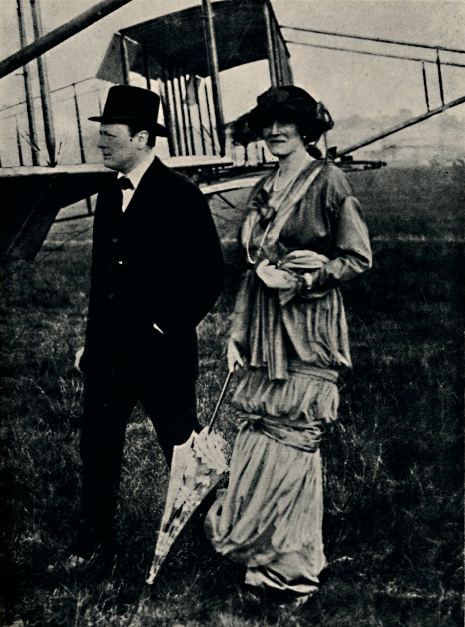 Mr. og Mrs. Churchill på et luftmøte i Hendon, ca. 1910-tallet, 1945. av Unbekannt