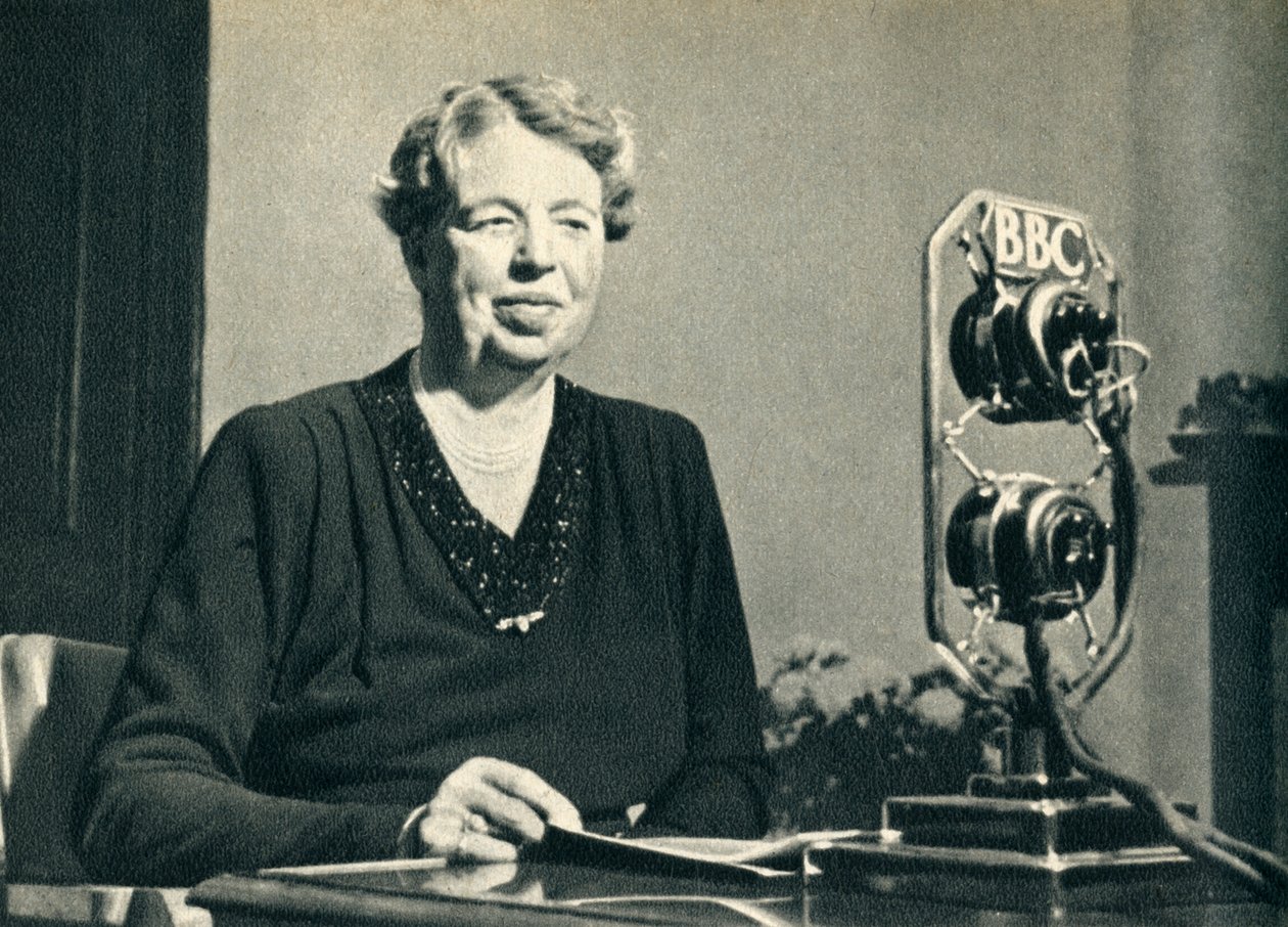 Fru Roosevelt kom for selv å se kvinnene i Storbritannia i krig, 1942. av Unbekannt