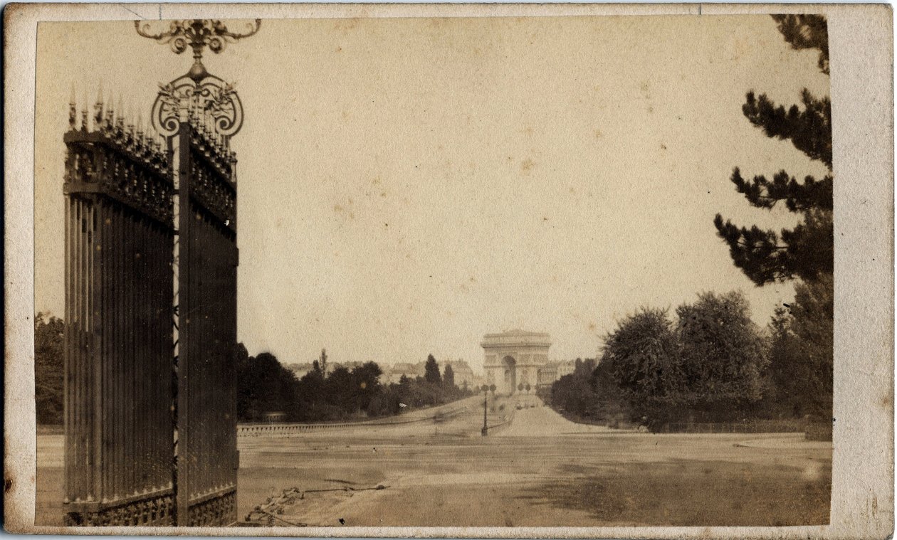 Paris kommune (1871): utsikt over Porte Maillot og Triumfbuen. Anonym fotografering. Trykk på papp Dim. 17x8 cm av Unbekannt
