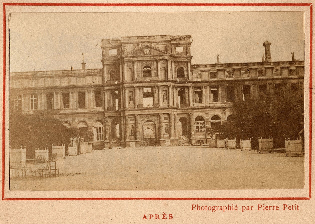 Paris kommune (1871): utsikt over Palais des Tuileries i Paris etter brannen i mai 1871. Fotografi av Pierre Pepetit. Trykk på papp, Dim. 9x5,4 cm av Unbekannt