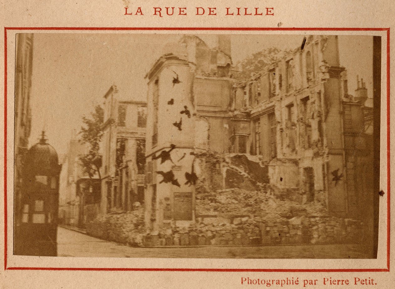 Municipality of Paris (1871): view of the buildings destroyed in the rue de Lille in Paris in May 1871. Photograph of Pierre Pepetit. Print on cardboard, Dim. 9x5,4 cm av Unbekannt