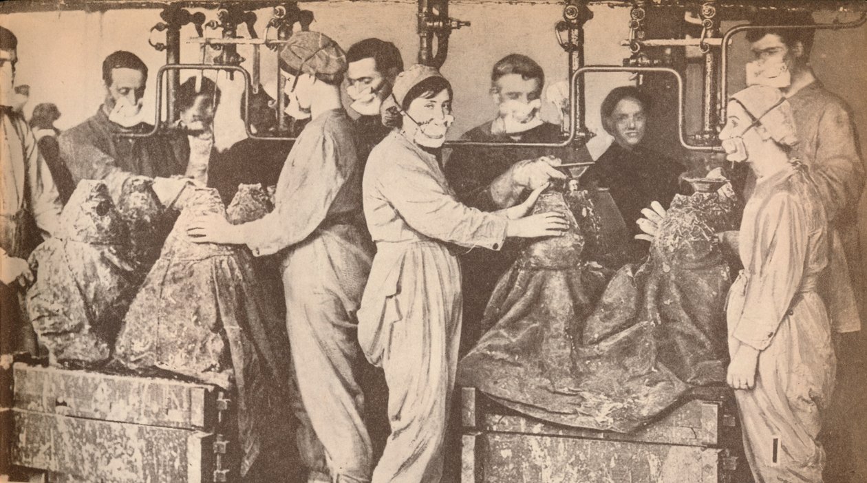 Ammunisjonsarbeidere som bruker åndedrettsvern mens de fyller, selger med Trinitrotoluene T.N.T., c1916, 19 av Unbekannt