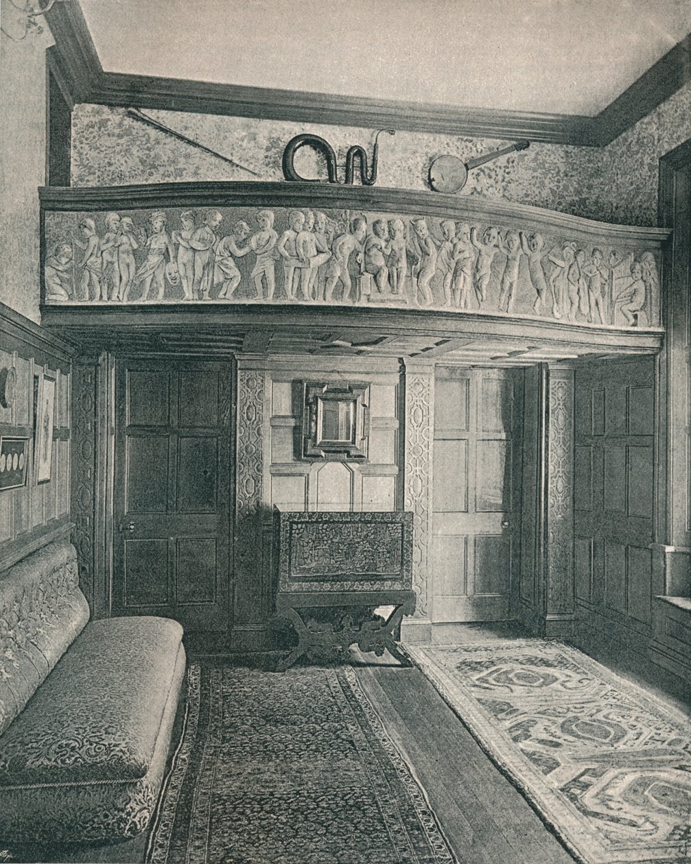 Musikkgalleri med skulptur, c1893. av Unbekannt
