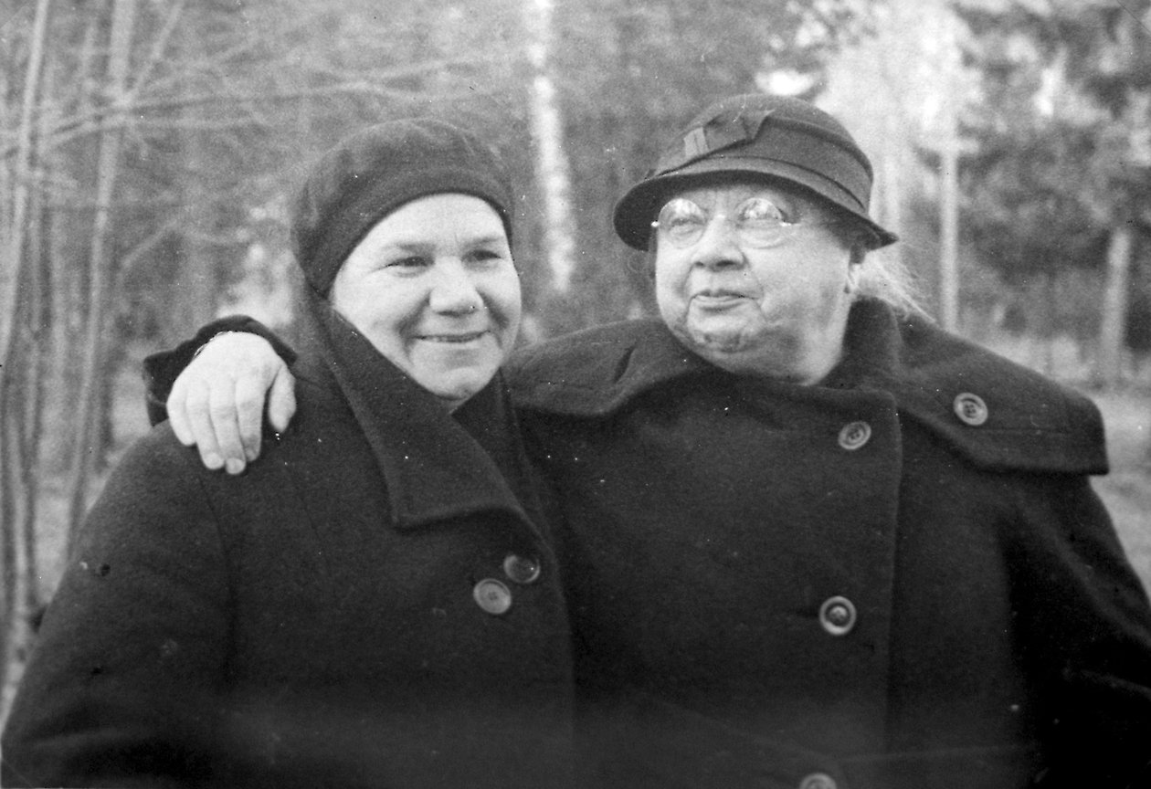 Nadezhda Krupskaya, Lenins kone, med en venn, 1936 av Unbekannt