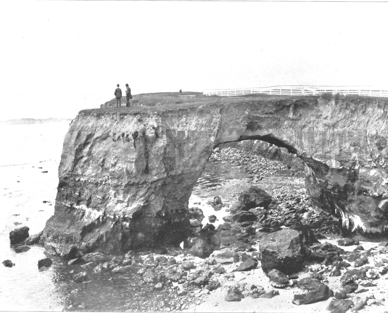 Natural Bridge på kysten nær Santa Cruz, California, USA, c1900. av Unbekannt