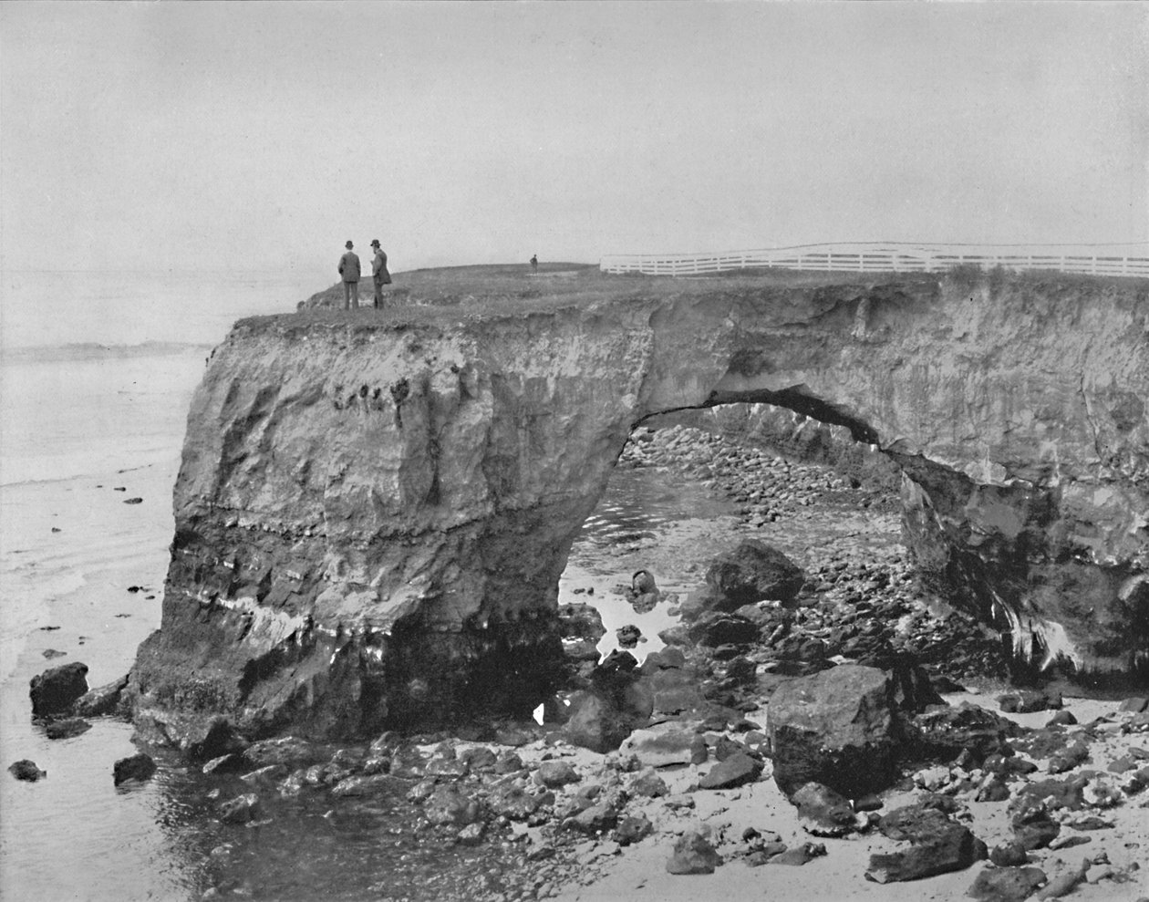 Natural Bridge på kysten nær Santa Cruz, California, c1897. av Unbekannt