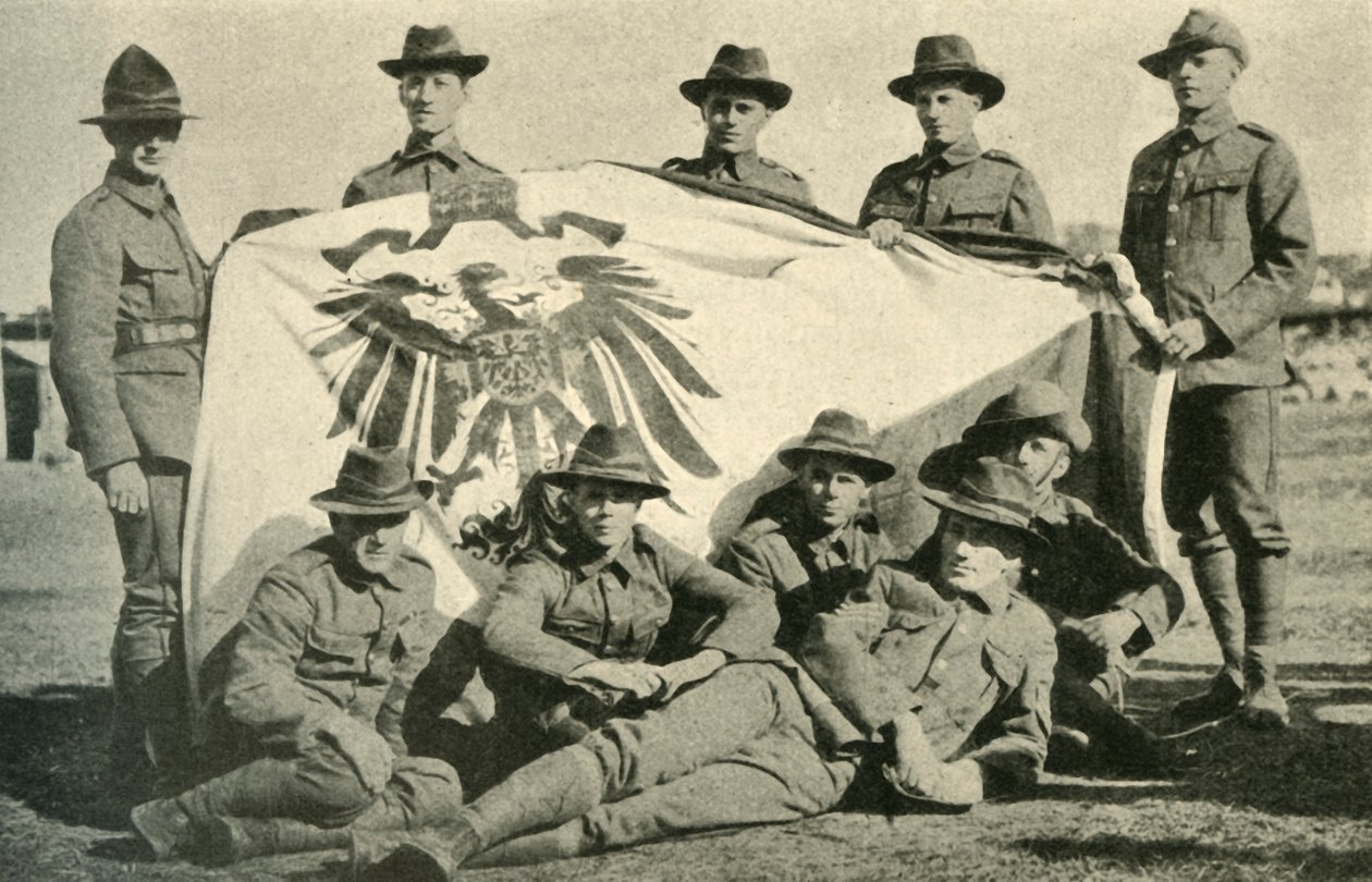 New Zealand-soldater med fanget tysk flagg, første verdenskrig, 1914, c1920. av Unbekannt