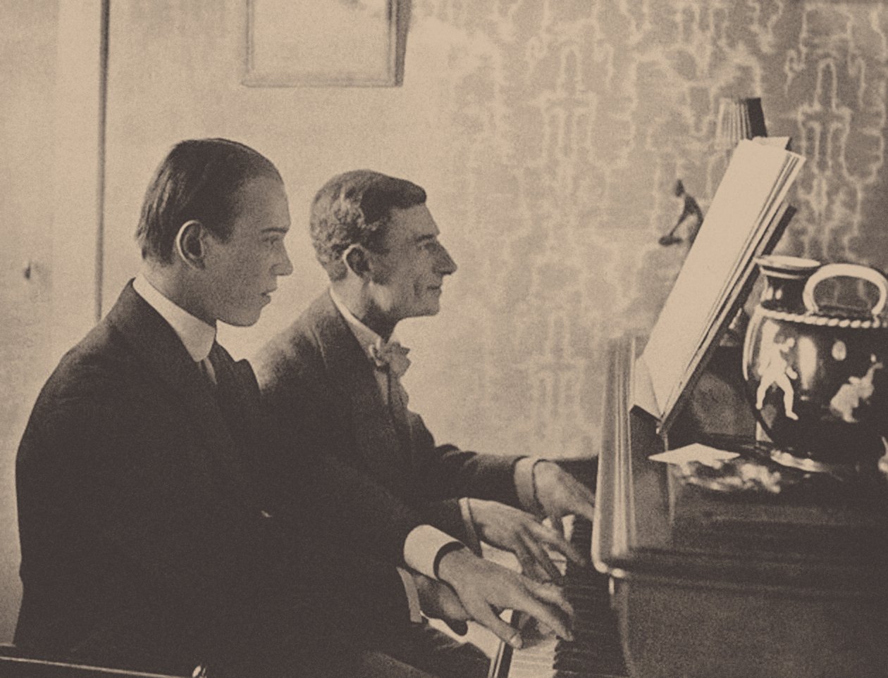 Nijinsky og Maurice Ravel ved pianoet og spiller et partitur fra Daphnis og Chloe, 1912 av Unbekannt