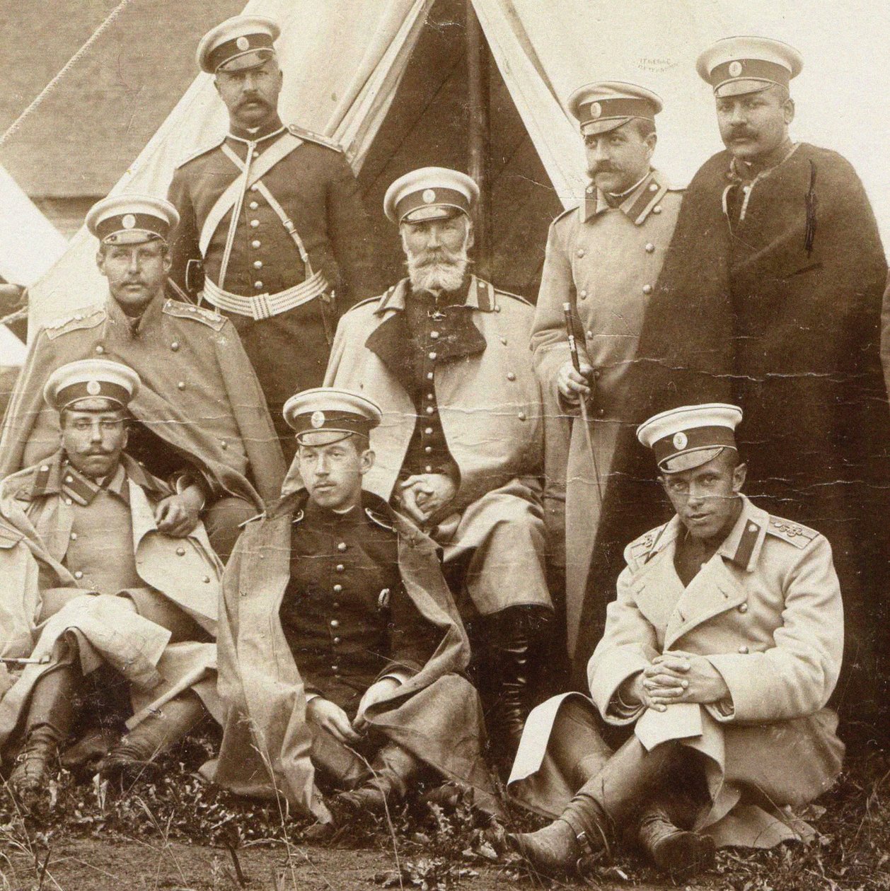 Nikolai Nikolaevich, prins Odoevsky-Maslov i midten med offiserene til Life Guard Cava av Unbekannt