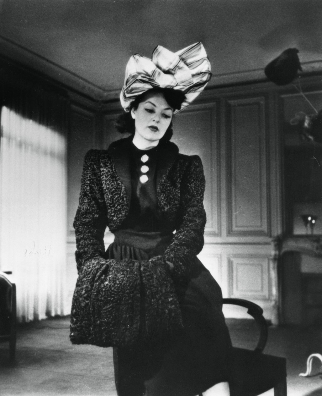 Nina Ricci-antrekk båret av motemodellen Gabrielle, Frankrike, januar 1943 av Unbekannt