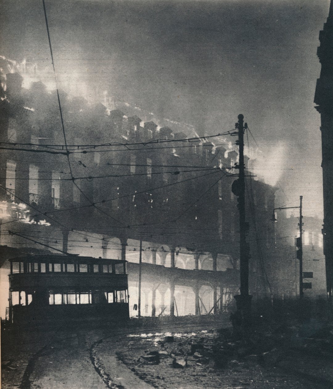 Ni timer med bombing. Da Sheffields tur kom var det midtvinter. 1940 1942 av Unbekannt