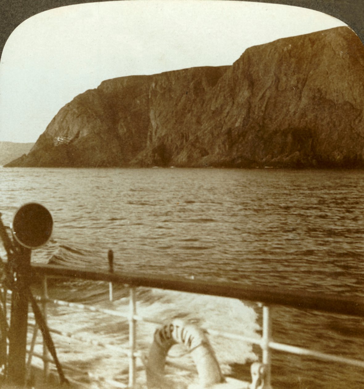 Nordkapp - fra vest - midnattsolens land, nær midnatt, N. Norge, c1905. av Unbekannt