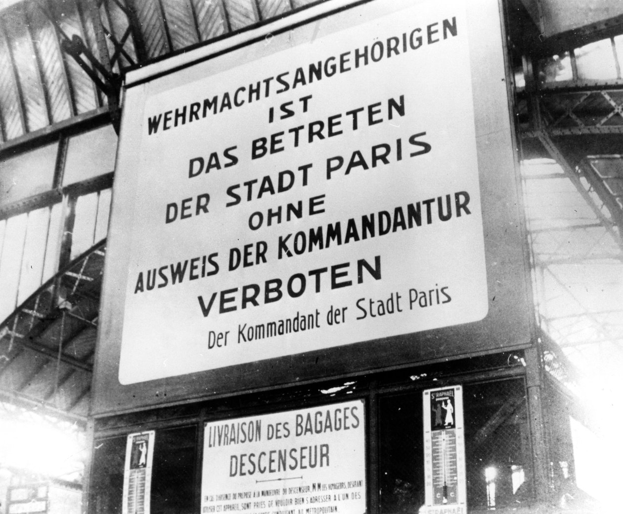 Oppslag på en jernbanestasjon i tysk-okkuperte Paris, 17. juli 1940 av Unbekannt