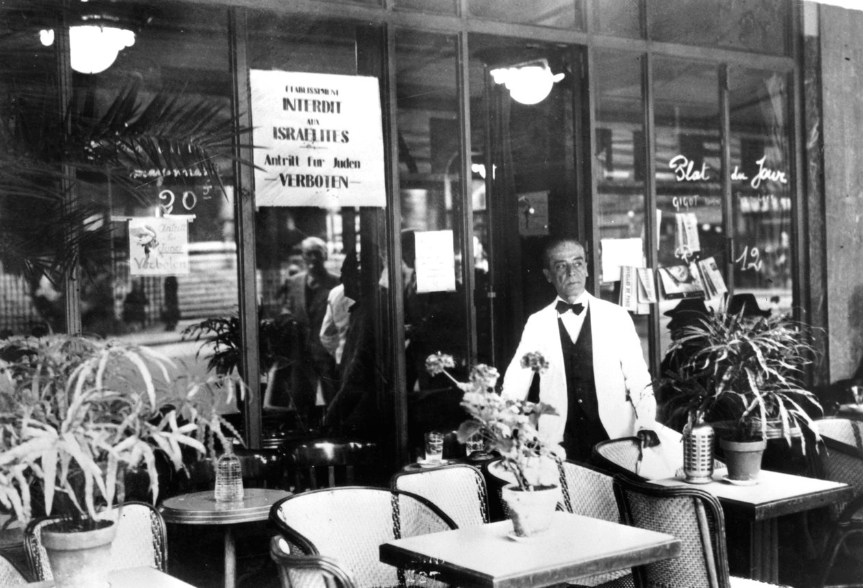 Merknad i et restaurantvindu som forbyr jøder å komme inn i, tysk-okkuperte Paris, juli 1940 av Unbekannt