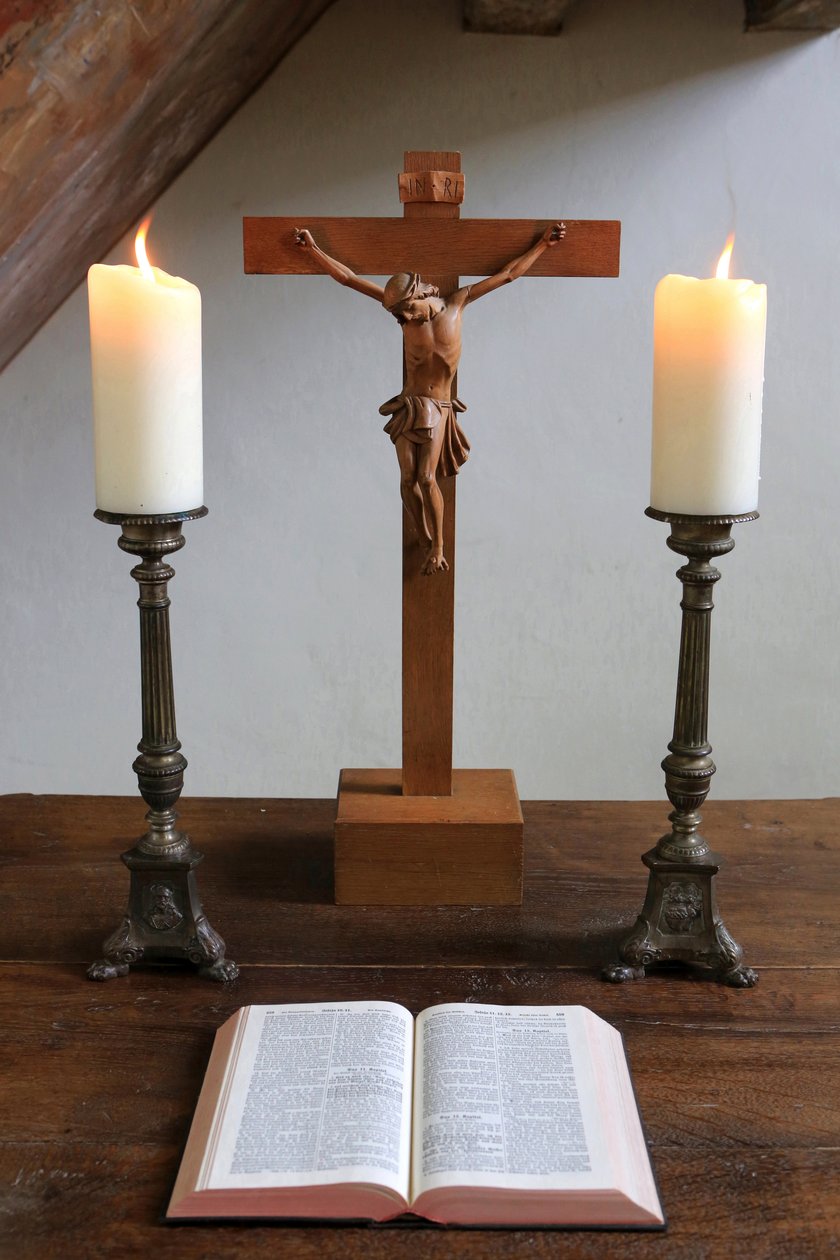 Obersteinbach, Bas-Rhin, Frankrike, le 29/5/2014 - Stearinlys, krusifiks og bibel. Luthersk tempel. av Unbekannt