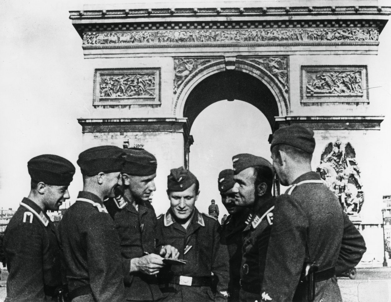 Okkuperende tyske tropper ved Triumfbuen, Paris, juni 1940 av Unbekannt